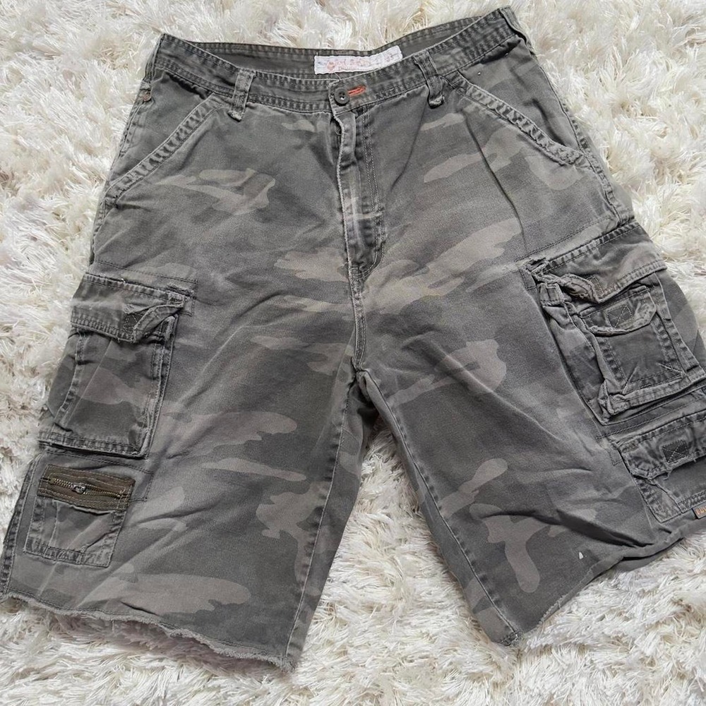 Baggy Camo Distressed Cargo Shorts Y2K Skater Plugg Size 33 Gray Grunge